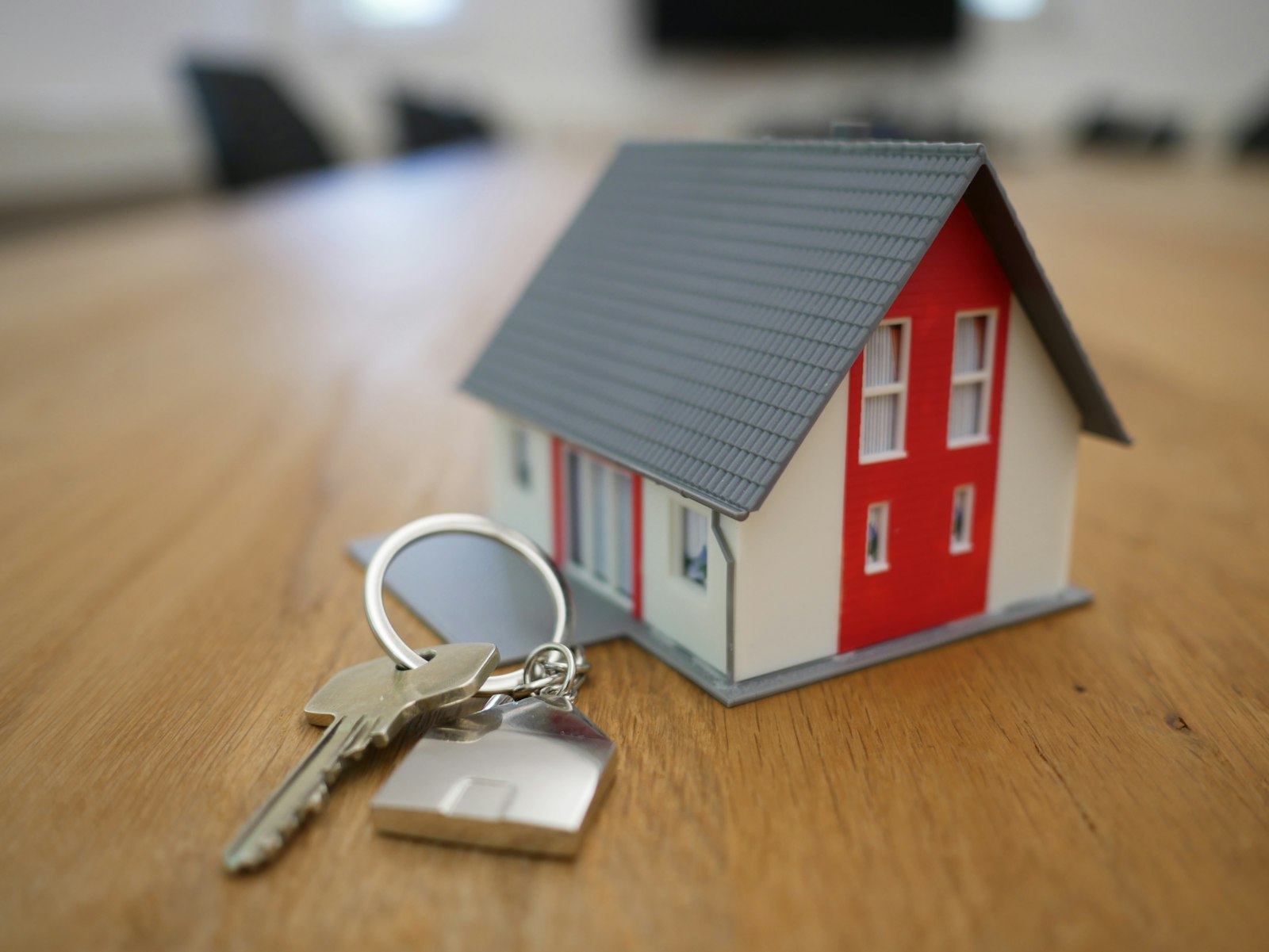 Una mano sostiene las llaves de una casa heredada