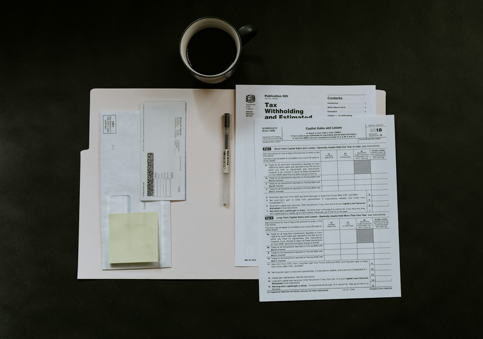 Un formulario de impuestos con un lápiz sobre un escritorio