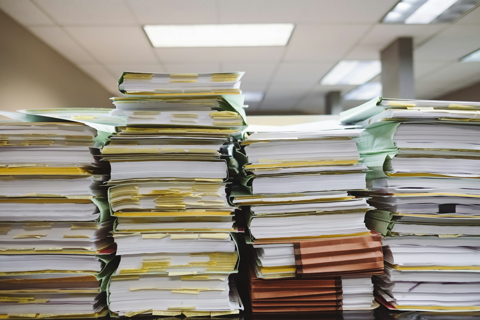 Libros jurídicos empastados en una estantería